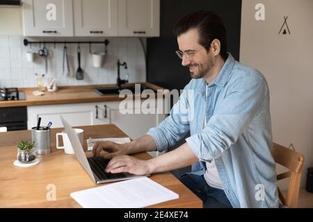 Selbstbewusster junger Student, der eine professionelle Ausbildung über eine E-Learning-Plattform erhält Stockfoto