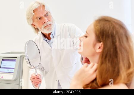 Arzt und Patient in einer Konsultation vor einer Behandlung in Die Schönheitsklinik Stockfoto