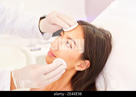 Junge Frau mit professionellen Hautreinigung durch Kosmetikerin in Dermatologen Büro Stockfoto