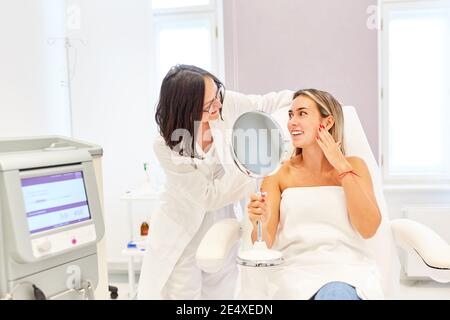 Arzt und Patient in Absprache vor der Behandlung oder kosmetische Chirurgie Stockfoto