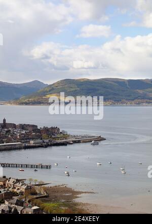 Blick von Greenock mit Blick auf Gourock Bay, den Fluss Clyde und weiter nach Strone in Schottland, Großbritannien, Europa Stockfoto