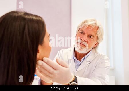 Dermatologe und Patient während einer Hautuntersuchung vor der Haut Behandlung Stockfoto