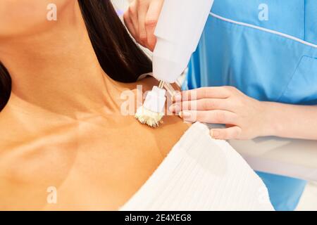 Frau mit Hautreinigung und Lymphmassage mit elektrischer Bürste Im Kosmetikstudio Stockfoto