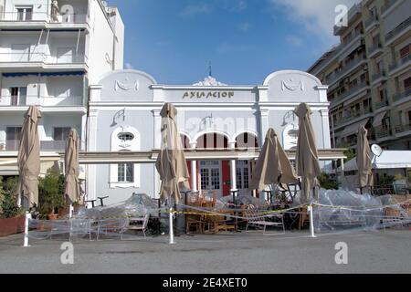 VOLOS, GRIECHENLAND - 24. Januar 2021: Griechenland, Stadt Volos.1-24-2021. Das historische Achillion Gebäude, Kino und Cafeteria, für eine lange Zeit wegen Co geschlossen Stockfoto