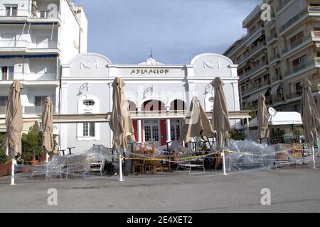 VOLOS, GRIECHENLAND - 24. Januar 2021: Griechenland, Stadt Volos.1-24-2021. Das historische Achillion Gebäude, Kino und Cafeteria, für eine lange Zeit wegen Co geschlossen Stockfoto