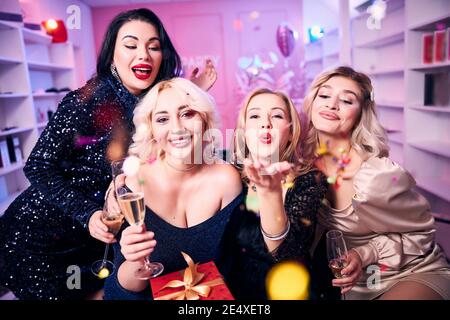 Vier glamouröse Büromitarbeiter, die gemeinsam Spaß haben Stockfoto
