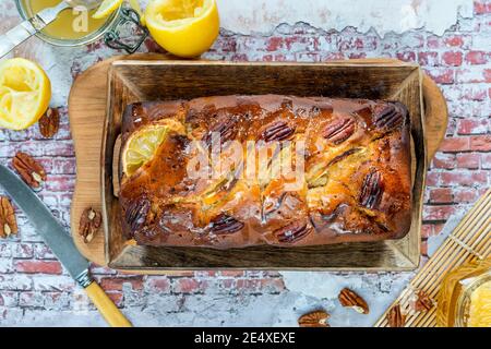 Honig, Zitrone und Pekannusskuchen - Blick von oben Stockfoto