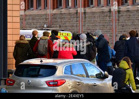 Bristol, Großbritannien. Januar 2021. UK Neueste aus Bristol Magistrate's Court. Sturz der Edward Colston Statue im letzten Jahr2020, die Angeklagten werden gesehen, verlassen das Gerichtsgebäude heute Montag 25. Januar 2021 von den Medien fotografiert. Bild: Robert Timoney/Alamy Live News Stockfoto