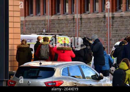 Bristol, Großbritannien. Januar 2021. UK Neueste aus Bristol Magistrate's Court. Sturz der Edward Colston Statue im letzten Jahr2020, die Angeklagten werden gesehen, verlassen das Gerichtsgebäude heute Montag 25. Januar 2021 von den Medien fotografiert. Bild: Robert Timoney/Alamy Live News Stockfoto