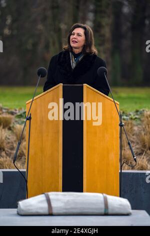 25. Januar 2021, Bayern, Würzburg: Die Präsidentin des Bayerischen Landtags, Ilse Aigner (CSU), hält während eines Gedenkaktes für die Opfer des Nationalsozialismus eine Rede vor der Gedenkstätte "Deportationen". Foto: Nicolas Armer/dpa Pool/dpa Stockfoto