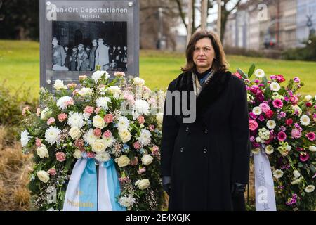 25. Januar 2021, Bayern, Würzburg: Die Präsidentin des Bayerischen Landtags, Ilse Aigner (CSU), steht während eines Gedenkaktes für die Opfer des Nationalsozialismus an der Gedenkstätte "Deportationen". Foto: Nicolas Armer/dpa Pool/dpa Stockfoto