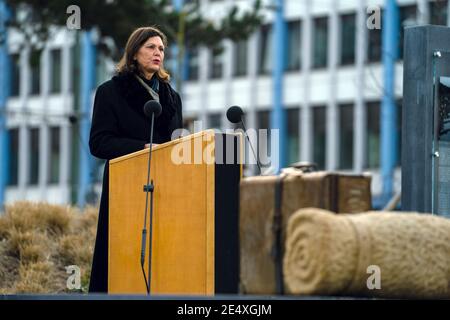 25. Januar 2021, Bayern, Würzburg: Die Präsidentin des Bayerischen Landtags, Ilse Aigner (CSU), hält während eines Gedenkaktes für die Opfer des Nationalsozialismus eine Rede vor der Gedenkstätte "Deportationen". Foto: Nicolas Armer/dpa Pool/dpa Stockfoto