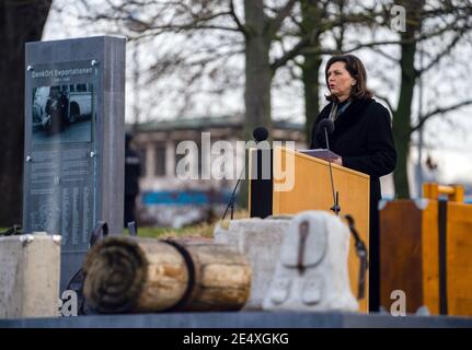 25. Januar 2021, Bayern, Würzburg: Die Präsidentin des Bayerischen Landtags, Ilse Aigner (CSU), hält während eines Gedenkaktes für die Opfer des Nationalsozialismus eine Rede vor der Gedenkstätte "Deportationen". Foto: Nicolas Armer/dpa Pool/dpa Stockfoto