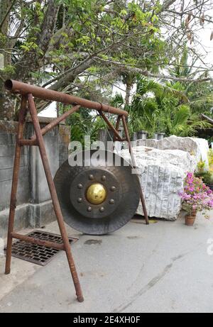 Alter Gong im Big Buddha Komplex in Phuket, Thailand Stockfoto