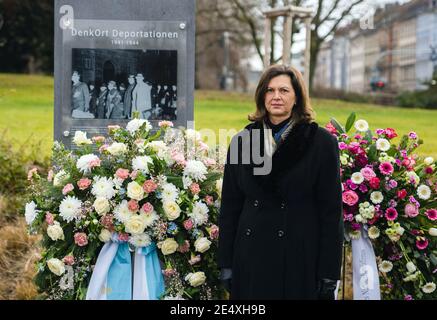 25. Januar 2021, Bayern, Würzburg: Die Präsidentin des Bayerischen Landtags, Ilse Aigner (CSU), steht während eines Gedenkaktes für die Opfer des Nationalsozialismus an der Gedenkstätte "Deportationen". Foto: Nicolas Armer/dpa Pool/dpa Stockfoto