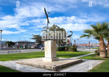 VOLOS, GRIECHENLAND - 24. Jan 2021: Volos Seafront, Nachbildung des Argo, Volos ist altes Iolkos, von wo Jason mit seinen Argonauten auf der Suche nach segelte Stockfoto