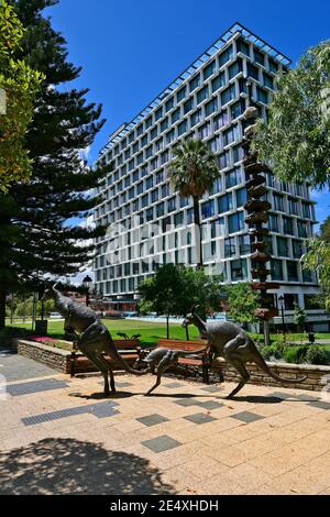 Perth, WA, Australien - 28. November 2017: Rat Haus mit Känguru Skulptur und Teich in die Hauptstadt von Western Australia Stockfoto