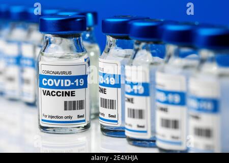 Covid-19 Impfstoff - Coronavirus Impfflaschen in einer Linie. Injektionsfläschchen Stockfoto