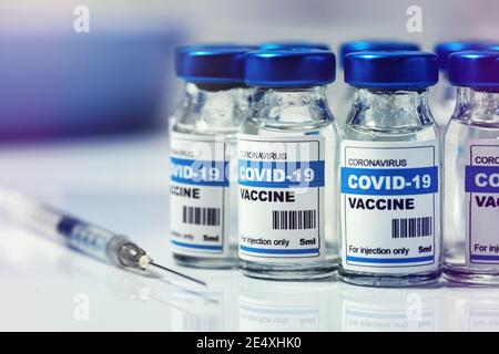 Covid-19-Impfstoff - Gruppe von Coronavirus-Impffläschchen und Spritze Stockfoto