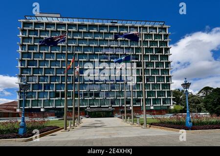 Perth, WA, Australien - 28. November 2017: Ratshaus mit Weihnachtsdekoration und Fahnen Stockfoto