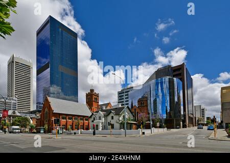 Perth, WA, Australien - 28. November 2017: Gebäude und St. Georges Kathedrale mit Spiegelung in Glasfassade Stockfoto