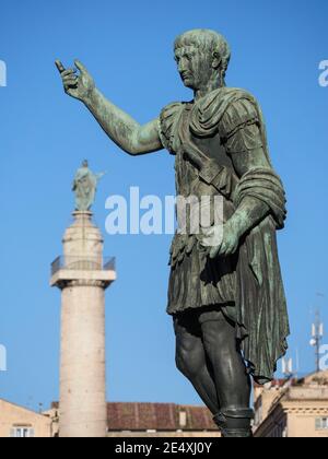 Rom. Italien. Bronzestatue des römischen Kaisers Trajan auf der Via dei Fori Imperiali, Trajans Säule ist im Hintergrund. 13. Kaiser des Römischen Reiches Stockfoto