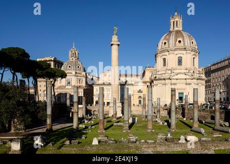 Rom. Italien. Forum von Trajan (Foro di Traiano), die Granitsäulen der Basilika Ulpia stehen im Vordergrund, die Säule von Trajan (AD 113) behin Stockfoto