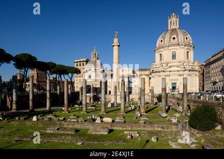 Rom. Italien. Forum von Trajan (Foro di Traiano), die Granitsäulen der Basilika Ulpia stehen im Vordergrund, die Säule von Trajan (AD 113) behin Stockfoto