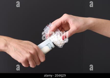 Transfer von Pillen im Austausch für Geld Stockfoto