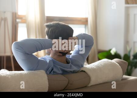 Nahaufnahme Rückansicht ruhiger Mann, der auf der Couch ruht Stockfoto