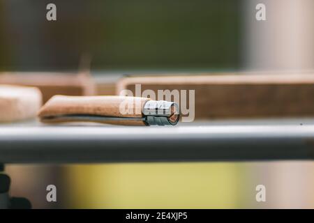 Flacher Fokus Schuss aus Edelstahl Klappmesser mit Buchenholz Griff Stockfoto