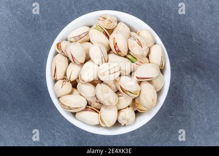 Pistazien Pistazien Nüsse von oben Schale auf einem Schiefer Stockfoto