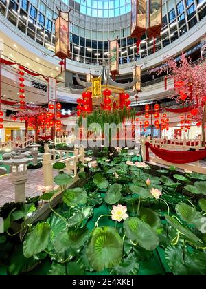 ig Time Geschäftsmann eröffnet das chinesische neue Jahr mit einer großen Ausstellung von Dekorationen zu ihrem Einkaufszentrum. Laternen sind beliebte dekorative Ornamente Stockfoto
