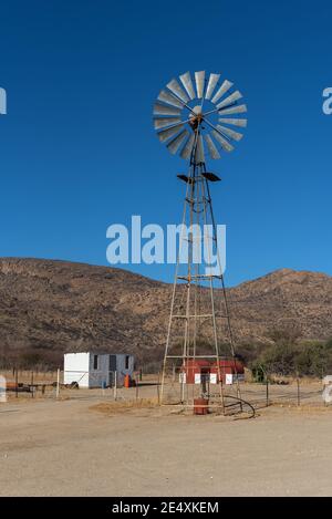 Windmühle auf einer Farm in den Erongo Bergen, Namibia Stockfoto