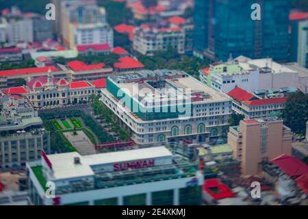 Ein Blick aus dem hohen Winkel auf die Miniatur-Stadtlandschaft in der Innenstadt In Ho Chi Minh tagsüber Tiltshift Stockfoto