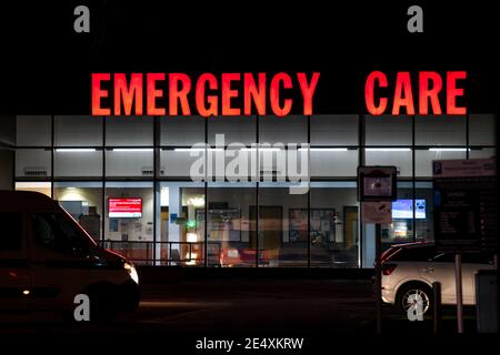 Glas vorne Nacht beleuchtet blau grün rosa Spiegelbild Unfall Notaufnahme Pflege NHS rot beleuchtet Nacht Notfall medizinische Zentrum A&E Stockfoto