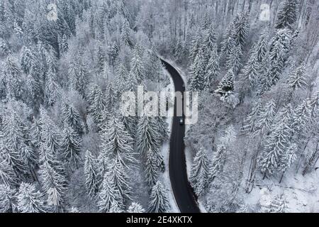 Luftaufnahme der kurvigen Bergstraße im Winter, in Poiana Brasov Stockfoto