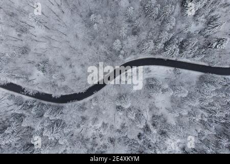 Luftaufnahme der kurvigen Bergstraße im Winter, in Poiana Brasov Stockfoto