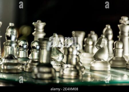 Glas Schachfiguren an Bord Spiel Stockfoto