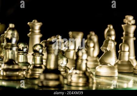 Glas Schachfiguren an Bord Spiel Stockfoto