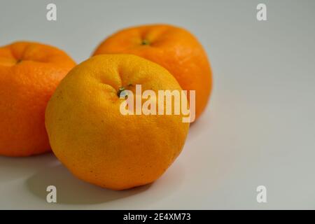 Nahaufnahme der Mandarinen Orangen (Lukan-Sorte) auf weißem Hintergrund. Die Tradition, sie während des chinesischen Neujahrs auszutauschen, wird als "song gam" bezeichnet. Stockfoto