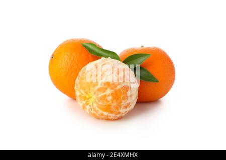 Reife Mandarine mit einem geschälten Partner und grünen Blättern isoliert auf Weiß, ein saftiges Zitruspaar Stockfoto