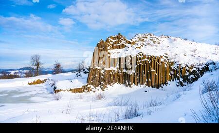 Panska skala - Gesteinsbildung von fünfeckigen und sechseckigen Basaltsäulen. Sieht aus wie riesige Orgelpfeifen. Im Winter von Schnee und Eis bedeckt. Kamenicky Senov, Tschechische Republik. Stockfoto