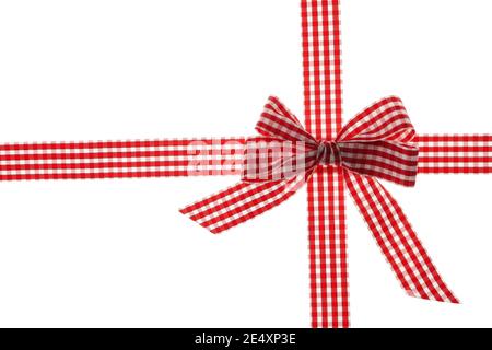 Karierter Geschenkknoten in Rot und Weiß, ein festlicher karierter Knoten, bereit, Feiertagsgeschenke zu krönen, isoliert auf weißem Hintergrund Stockfoto