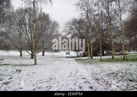 Hyde Park bedeckt mit Schnee, während eines sehr seltenen Schneefalls in der Hauptstadt. London, Großbritannien 24. Januar 2021. Stockfoto