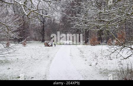 Hyde Park bedeckt mit Schnee, während eines sehr seltenen Schneefalls in der Hauptstadt. London, Großbritannien 24. Januar 2021. Stockfoto