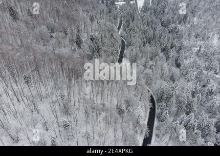 Luftaufnahme der kurvigen Bergstraße im Winter, in Poiana Brasov Stockfoto