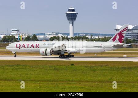 München, 20. Juli 2019: Qatar Airways Boeing 777-300ER am Flughafen München (MUC) in Deutschland. Boeing ist eine amerikanische Flugzeugmanufaktur Stockfoto