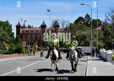 Perth, WA, Australien - 30. November 2017: Mounted Police, zwei Polizisten auf Pferden in der Hauptstadt von Western Australia Stockfoto