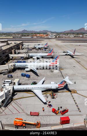 Phoenix, Arizona - 8. April 2019: Flugzeuge von American Airlines am Phoenix Airport (PHX) in Arizona. Stockfoto